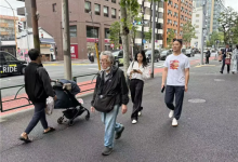 网友日本偶遇刘强东 身穿猪猪侠与京东外卖联名T恤-紫竹林-程序员中文网