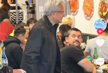 英伟达CEO黄仁勋打卡老火锅店 与路人热情合影-紫竹林-程序员中文网