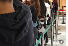 网友在日本机场偶遇章泽天 其卷发已经拉直 人群中超亮眼-紫竹林-程序员中文网