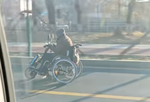 大爷坐轮椅快速路上狂飙:比汽车跑得都快-紫竹林-程序员中文网