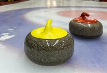 大爷在冰面上用水壶模仿冰壶运动 网友：冰是真的冰 壶也是真的壶-紫竹林-程序员中文网