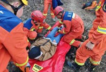 一家三口登山女子摔伤被困，消防员用担架抬下山-紫竹林-程序员中文网