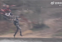 《古墓丽影》真人剧拍摄现场曝光:劳拉乘降落伞飞跃湖面-紫竹林-程序员中文网