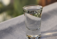 老人筷子蘸酒喂5月龄宝宝致肝损伤 医生：婴儿喝酒10克就能夺命-紫竹林-程序员中文网