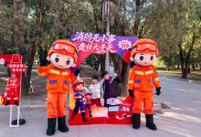 寓教于乐,消防员人偶现身地坛庙会-紫竹林-程序员中文网