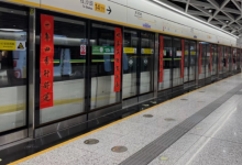 手写春联贴地铁车厢，把年味儿写进归途 | 新京报快评-紫竹林-程序员中文网