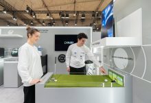 三星显示 MWC 进行高尔夫推杆、篮球投篮测试,展示可折叠 OLED 耐用性-紫竹林-程序员中文网