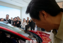 新一代SU7上市首个周末 雷军北京巡店：亲自讲解新车 为顾客开车门-紫竹林-程序员中文网