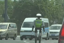 无锡街头惊现机器人交警 会指挥还会比耶合影-紫竹林-程序员中文网