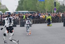 北京首个交警机器人亮相街头，参与指挥亦庄马拉松比赛-紫竹林-程序员中文网