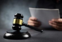 70岁老人无证驾驶摩托撞杆身亡:家属索赔34万 法院判两部门担责-紫竹林-程序员中文网